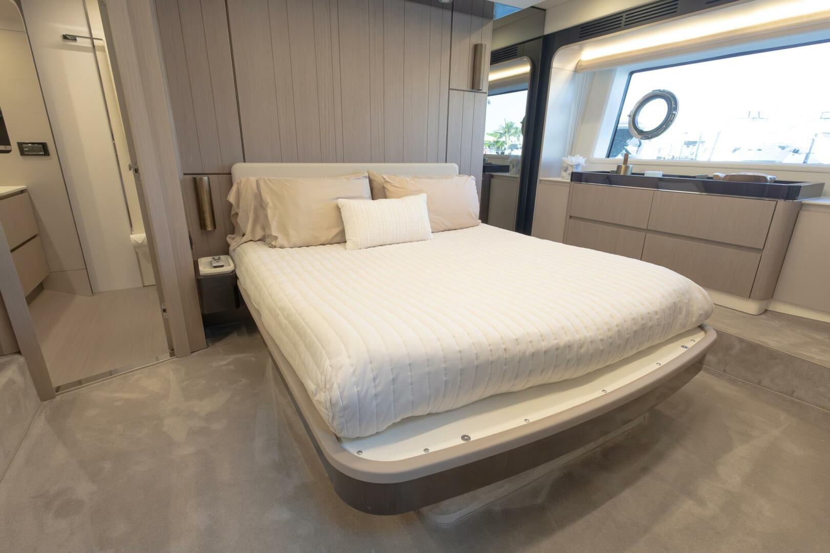 Full beam master stateroom Azimut 72